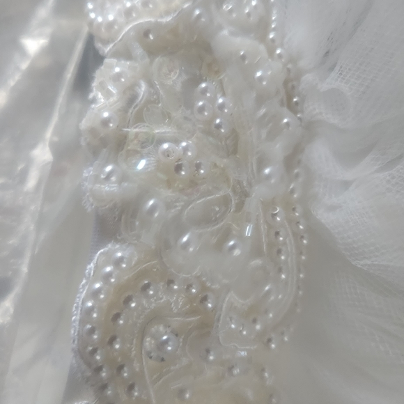 Wedding white headband with pearls and sequins. Never worn, always in protected - Picture 4 of 5